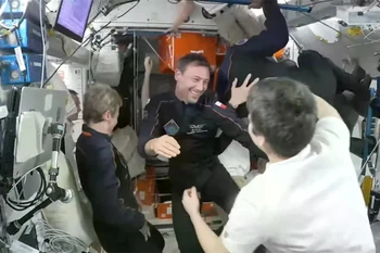 Thành viên phi hành đoàn Ax-4 và phi hành gia của Cơ quan Vũ trụ Châu Âu Sławosz Uznański-Wiśniewski chào phi hành gia trạm vũ trụ Anne McClain (áo sơ mi trắng, quay lưng lại với máy ảnh) sau khi bay vào trạm vũ trụ. (Nguồn: NASA)