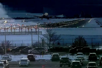 Tổng cộng 1.802 chuyến bay bị hủy và 22.349 chuyến bay bị hoãn do bão Devin. (Nguồn: AP)