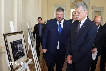 Chủ tịch Quốc hội Hungary Kover Laszlo và các đại biểu tham quan triển lãm ảnh. (Ảnh: Trung Tuyến/TTXVN)