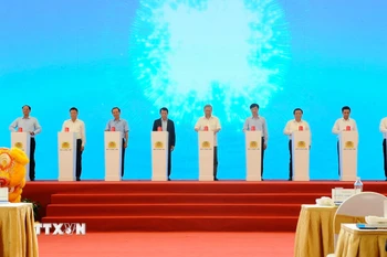 Tổng Bí thư Tô Lâm và các đại biểu thực hiện nghi thức khởi công. (Ảnh: Mạnh Khánh/TTXVN)