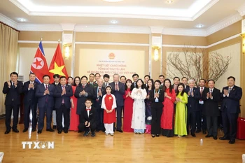 Tổng Bí thư Tô Lâm với cán bộ, nhân viên Đại sứ quán Việt Nam tại Triều Tiên. (Ảnh: Thống Nhất/TTXVN)
