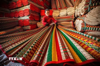 Chiếc chiếu cói gắn liền với đời sống sinh hoạt hàng ngày của người dân từ bao đời nay, là sản phẩm thủ công vừa bình dị, vừa cao sang, vừa mộc mạc, vừa nghệ thuật. (Ảnh: Khánh Hòa/ TTXVN)