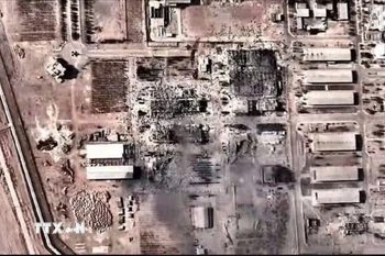 Cơ sở hạt nhân Isfahan của Iran bị phá hủy nặng nề trong đợt không kích sáng 21/6. (Ảnh: TTXVN phát)