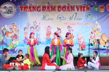 Tiết mục văn nghệ do thiếu nhi người Việt sống tại Buldapest biểu diễn. (Ảnh: TTXVN phát)