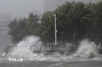 Sóng biển dâng cao khi bão Matmo đổ bộ vào Hải Khẩu, tỉnh Hải Nam, Trung Quốc ngày 5/10. (Ảnh: THX/TTXVN)