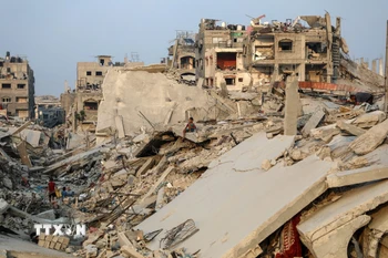 Cảnh đổ nát sau các cuộc không kích của Israel xuống Dải Gaza. (Nguồn: THX/TTXVN)