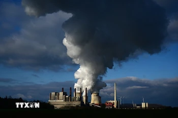 Khói thải tại một nhà máy điện than ở Neurath, miền Tây Đức. (Ảnh: Getty Images/TTXVN)