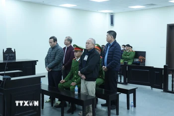 Các bị cáo nghe Tòa tuyên án. (Ảnh: Kim Anh/TTXVN)