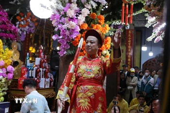 Thực hành, biểu diễn hầu đồng tại Phủ Tiên Hương, thuộc Khu di tích lịch sử, văn hóa Phủ Dầy (Nam Định). (Ảnh: Công Luật/TTXVN)