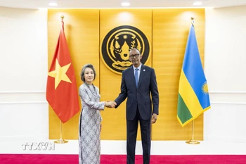 Đại sứ Vũ Thanh Huyền chụp ảnh cùng Tổng thống Cộng hòa Rwanda Paul Kagame. (Ảnh: TTXVN phát)