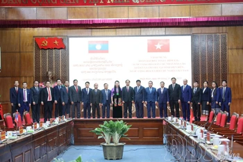 Các đại biểu dự buổi làm việc chụp ảnh lưu niệm. (Nguồn: Báo Điện Biên)