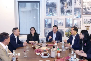 Thủ tướng Phạm Minh Chính và Phu nhân thăm gia đình đa văn hóa tại Estonia, thưởng thức phở truyền thống và càphê Việt Nam. (Ảnh: Dương Giang/TTXVN)