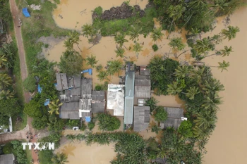 Cảnh ngập lụt sau những trận mưa lớn tại Kelaniya, Sri Lanka. (Ảnh: THX/TTXVN)