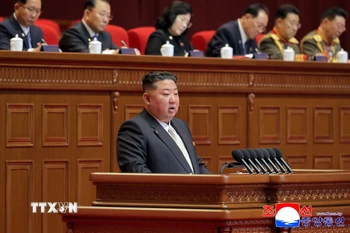 Nhà lãnh đạo Triều Tiên Kim Jong Un phát biểu khai mạc Đại hội lần thứ IX của Đảng Lao động Triều Tiên ở Bình Nhưỡng. (Ảnh: Yonhap/TTXVN)