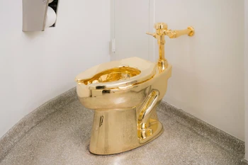 Chiếc bồn cầu bằng vàng 18 carat của Maurizio Cattelan.