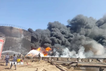 Khói bốc lên sau một vụ tấn công tại Port Sudan, miền Đông Sudan. (Ảnh: THX/TTXVN)