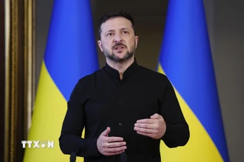 Tổng thống Ukraine Volodymyr Zelensky phát biểu trong một cuộc họp báo tại Kiev. (Ảnh: Kyodo/TTXVN)