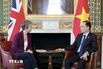 Bộ trưởng Bộ Ngoại giao Lê Hoài Trung gặp Ngoại trưởng Anh Yvette Cooper. (Ảnh: TTVN phát)