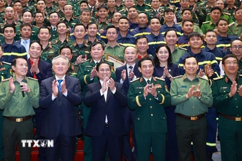 Thủ tướng Phạm Minh Chính với các đại biểu và lực lượng tham gia hỗ trợ Myanmar khắc phục hậu quả động đất. (Ảnh: Dương Giang/TTXVN)