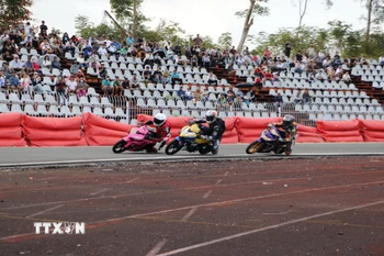 Các vận động viên tranh tài quyết liệt. (Ảnh: Hồng Thái/TTXVN)