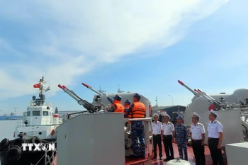 Kiểm tra tình trạng kỹ thuật và thao tác của khẩu đội pháo. (Ảnh: TTXVN phát)