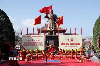 Biểu diễn văn nghệ tại lễ kỷ niệm. (Ảnh: TTXVN phát)