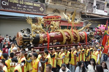 Hội Đồng Kỵ thu hút đông đảo người tham gia. (Ảnh: Thái Hùng/TTXVN)