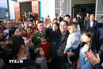 Thủ tướng Phạm Minh Chính thăm, chúc Tết nhân dân Khu tái định cư Đông Khê, Cao Bằng. (Ảnh: Dương Giang/TTXVN)