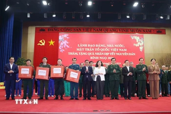 Thường trực Ban Bí thư Trần Cẩm Tú cùng các đồng chí lãnh đạo Trung ương trao quà cho lực lượng vũ trang và lãnh đạo bệnh viện tỉnh Lào Cai. (Ảnh: Phương Hoa/TTXVN)