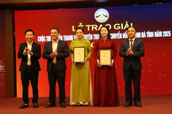 Ban tổ chức trao giải A cho các nhóm tác giả có tác phẩm truyền thanh cơ sở tuyên truyền về chuyển đổi số xuất sắc. (Ảnh: Hoàng Ngà/Vietnam+)