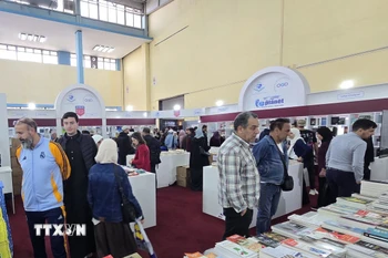 Khách tham quan tại hội chợ. (Ảnh: Nguyễn An/TTXVN)