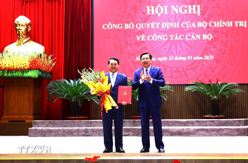 Ủy viên Bộ Chính trị, Bí thư Trung ương Đảng, Trưởng ban Nội chính Trung ương Phan Đình Trạc (phải) trao Quyết định, tặng hoa chúc mừng Bí thư Tỉnh ủy Hà Giang Hầu A Lềnh. (Ảnh: Minh Tâm/TTXVN)