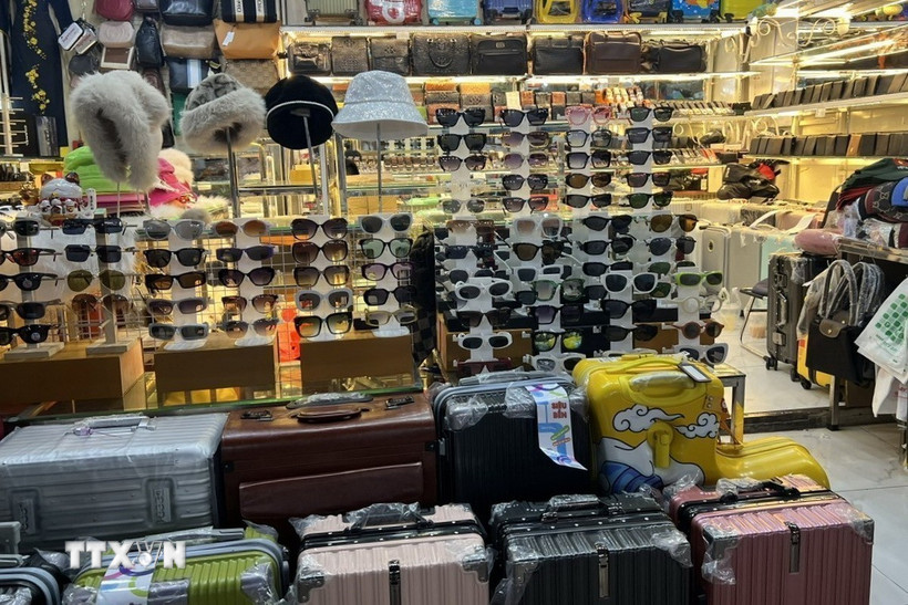 Nhiều hàng hóa giả các thương hiệu nổi tiếng bày bán tràn lan tại các chợ trên địa bàn Thành phố Hồ Chí Minh. (Ảnh: Hương Giang/TTXVN)