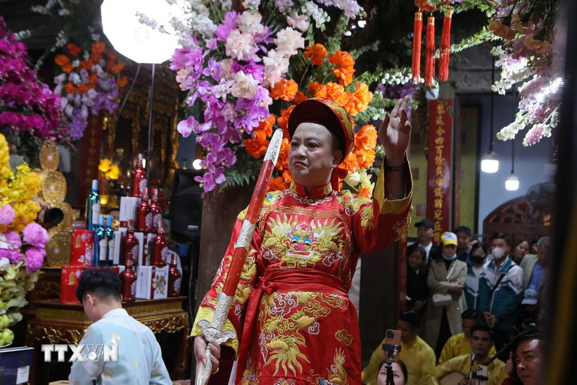 Thực hành, biểu diễn hầu đồng tại Phủ Tiên Hương, thuộc Khu di tích lịch sử, văn hóa Phủ Dầy (Nam Định). (Ảnh: Công Luật/TTXVN)