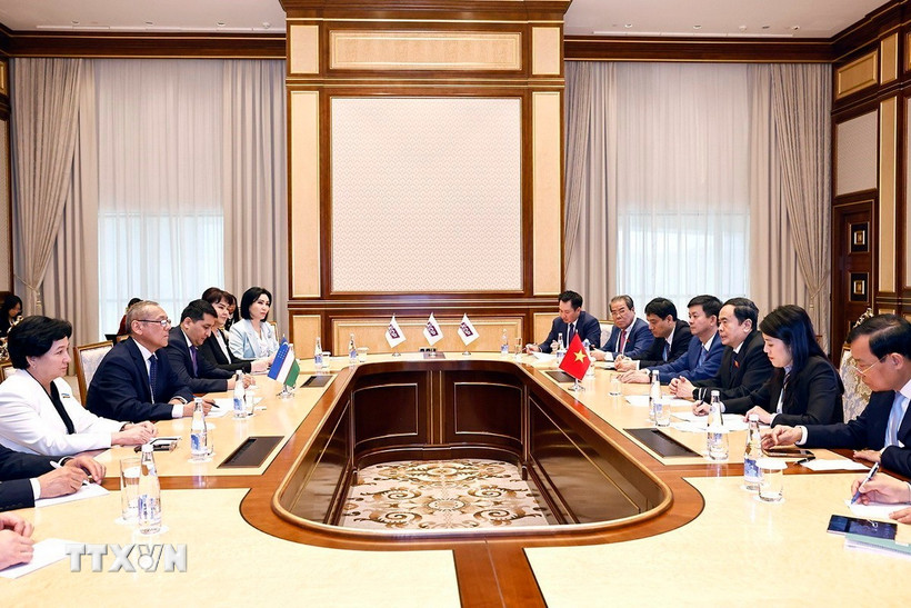 Chủ tịch Quốc hội Trần Thanh Mẫn tiếp Chủ tịch Đảng Dân chủ Nhân dân Uzbekistan Ulugbek Inoyatov. (Ảnh: Doãn Tấn/TTXVN)
