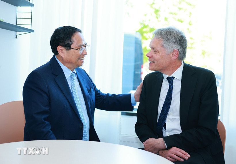 Thủ tướng Phạm Minh Chính gặp chuyên gia, nhà khoa học đoạt giải Nobel của Đại học Uppsala. (Ảnh: Dương Giang/TTXVN)