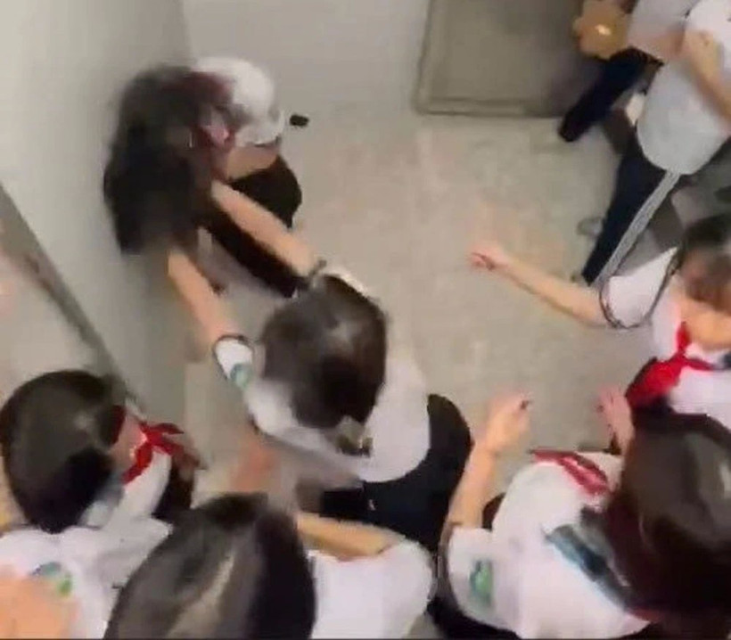Nữ sinh bị các học sinh khác đánh. (Ảnh cắt từ clip)