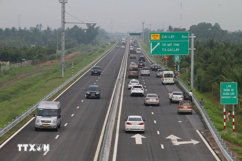 Phương tiện lưu thông trên cao tốc Trung Lương-Mỹ Thuận, đoạn qua xã Tân Phú, thị xã Cai Lậy. (Ảnh: Minh Trí/TTXVN)