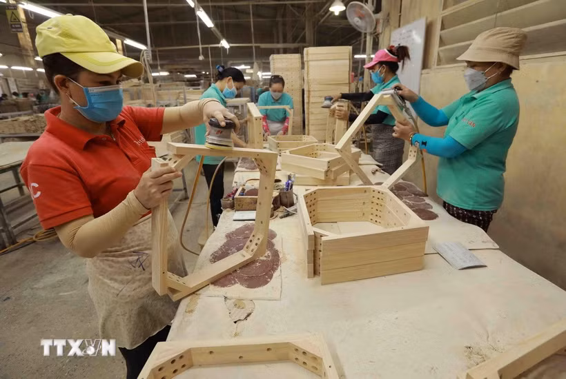 Một dây chuyền sản xuất đồ gỗ nội thất xuất khẩu. (Ảnh: Vũ Sinh/TTXVN)