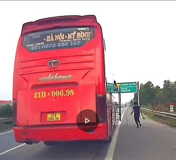 Tài xế đón khách trên cao tốc. (Ảnh: Cục Cảnh sát Giao thông)