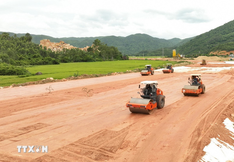 Thi công xử lý nền một đoạn cao tốc. (Ảnh: Xuân Triệu/TTXVN)