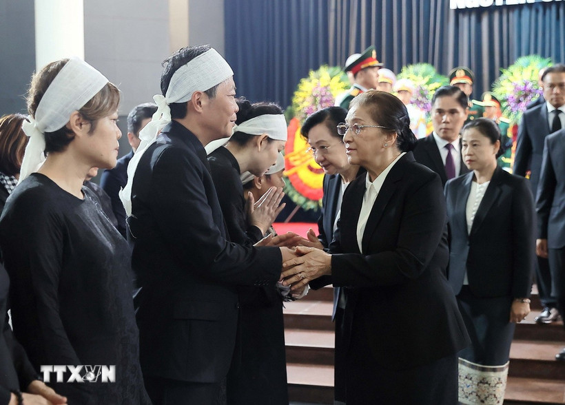 Phó Chủ tịch nước Lào Pany Yathotou chia buồn cùng gia đình nguyên Chủ tịch nước Trần Đức Lương. (Ảnh: TTXVN)