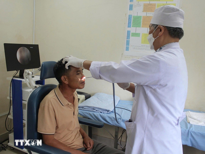 Bác sỹ của Bệnh viện Bình Định thực hiện ca gắp con vắt trong hốc mũi của bệnh nhân. (Ảnh: Quang Thái/TTXVN)