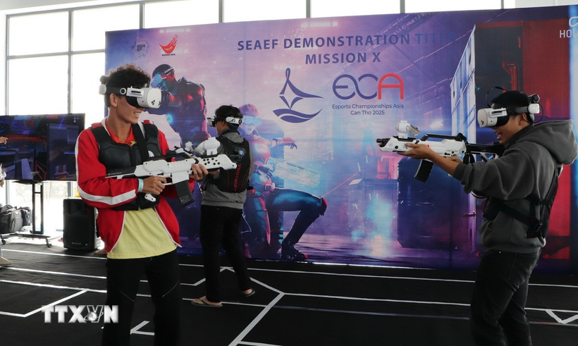 Sinh viên trải nghiệm trò chơi thực tế ảo tại Giải vô địch Thể thao điện tử châu Á 2025 (ECA 2025). (Ảnh: Hồng Thái/TTXVN)