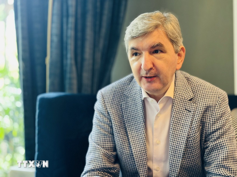 Đại sứ Litva tại Singapore kiêm nhiệm Việt Nam Darius Gaidys trả lời phỏng vấn của phóng viên TTXVN. (Ảnh: Việt Đức/TTXVN)