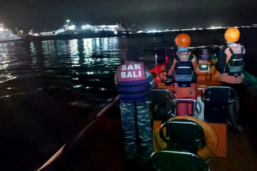 Lực lượng cứu hộ tìm kiếm nạn nhân sau khi một chiếc phà bị chìm giữa Đông Java và Bali. (Nguồn: AP)