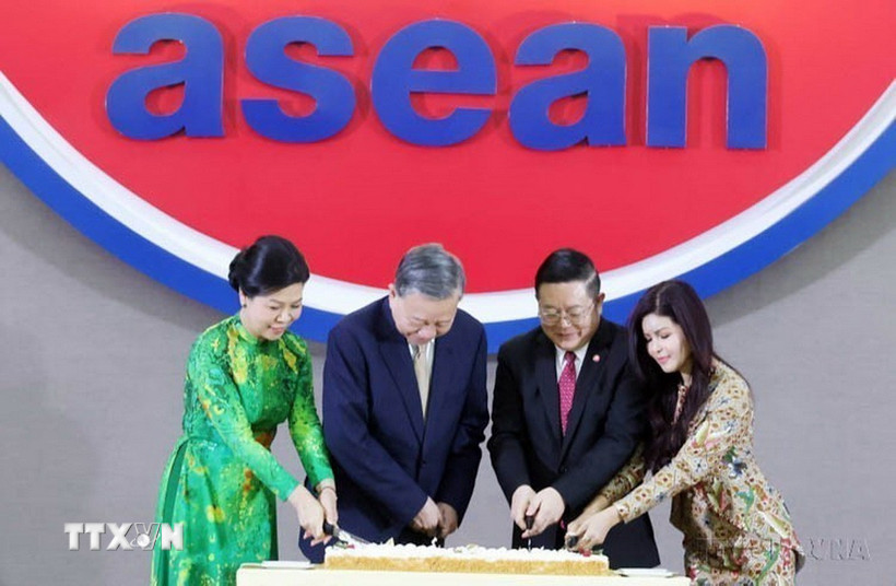 Tổng Bí thư Tô Lâm và Phu nhân cùng Tổng Thư ký ASEAN Kao Kim Hourn và Phu nhân cắt bánh chào mừng 30 năm Ngày Việt Nam gia nhập ASEAN (Indonesia, 10/3/2025). (Ảnh: Thống Nhất/TTXVN)