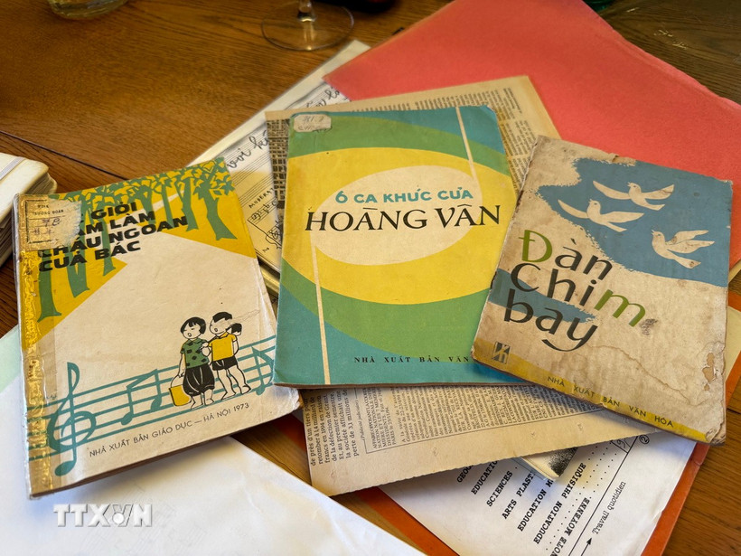 Một số tác phẩm âm nhạc của nhạc sĩ Hoàng Vân. (Ảnh: Thu Hà/TTXVN)