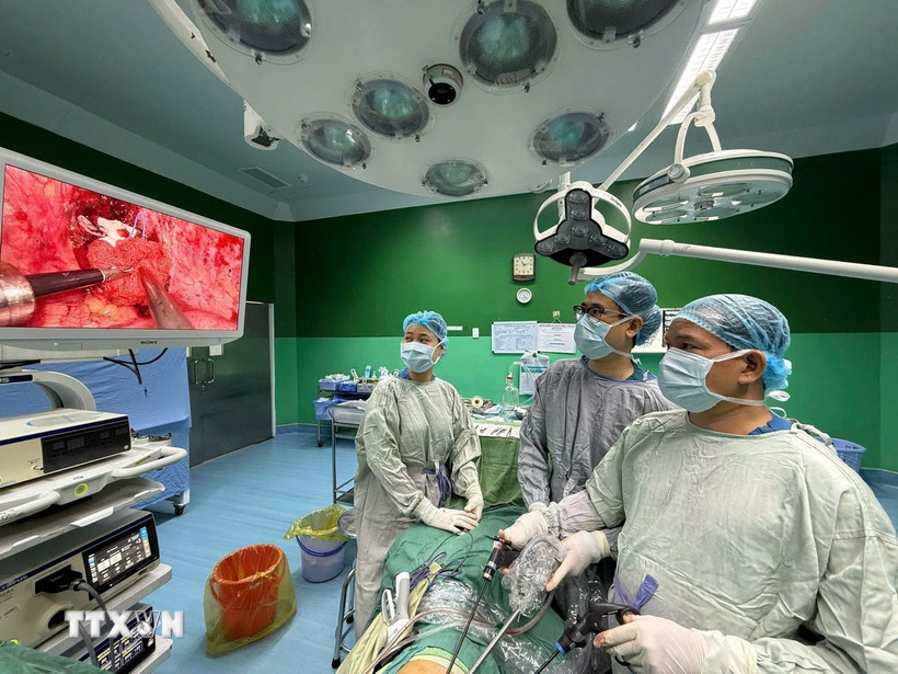 Ca phẫu thuật nội soi cắt bỏ hoàn toàn khối u vỏ bao thần kinh hiếm cho bệnh nhân. (Ảnh: TTXVN phát)