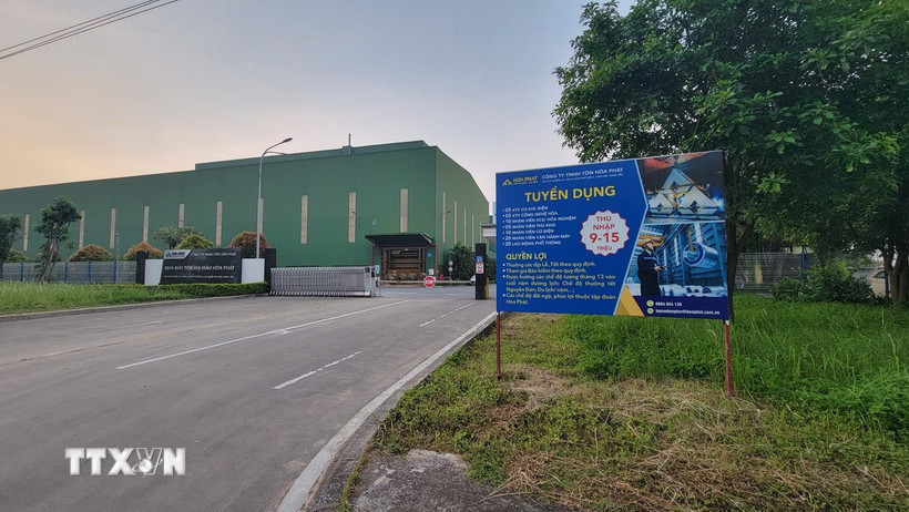 Bảng tuyển dụng được đặt ở những vị trí bắt mắt để chiêu lao động vào làm việc. (Ảnh: Mạnh Khánh/TTXVN)